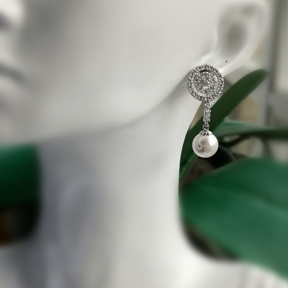 NWT White Sapphire White Shell Pearl earrings in Sterling Silver - Picture 3 of 8